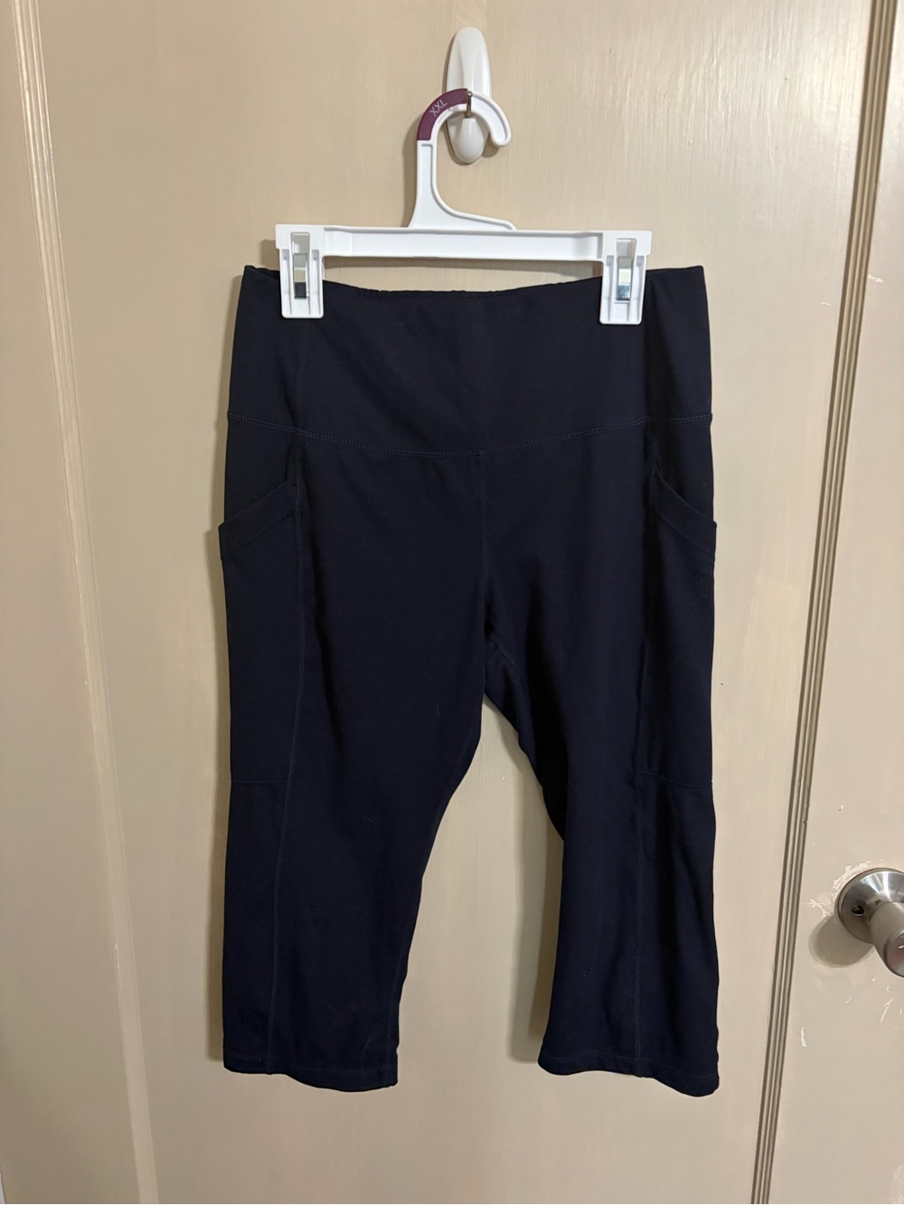 Black Capri Active Leggings with Side Pockets